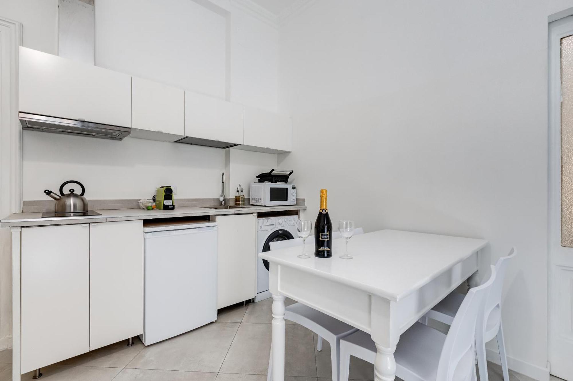 Bdc Alpha & Omega In Monti District With 2bath * Rom